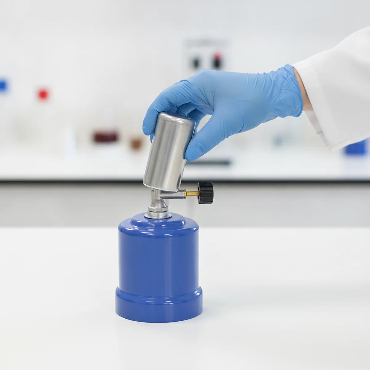 Connecting a gas cartridge to a portable cartridge-type Bunsen burner
