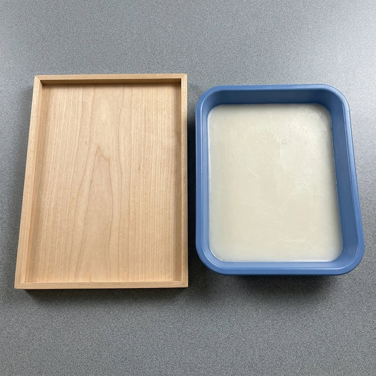 Wood versus wax-filled dissecting surface