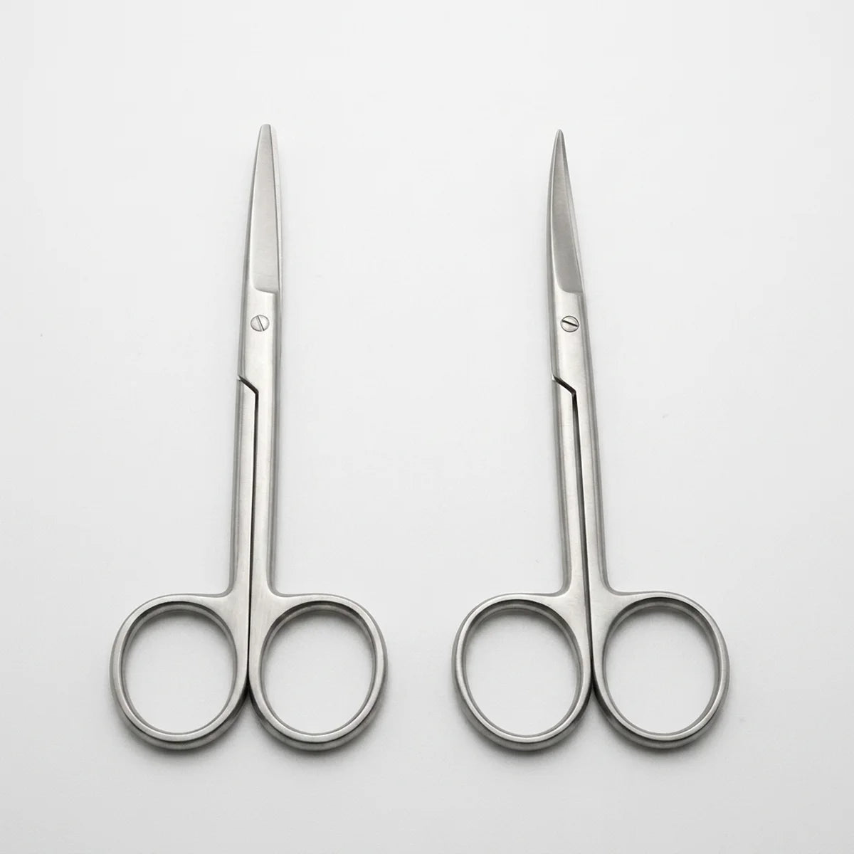 Straight versus curved dissecting scissors
