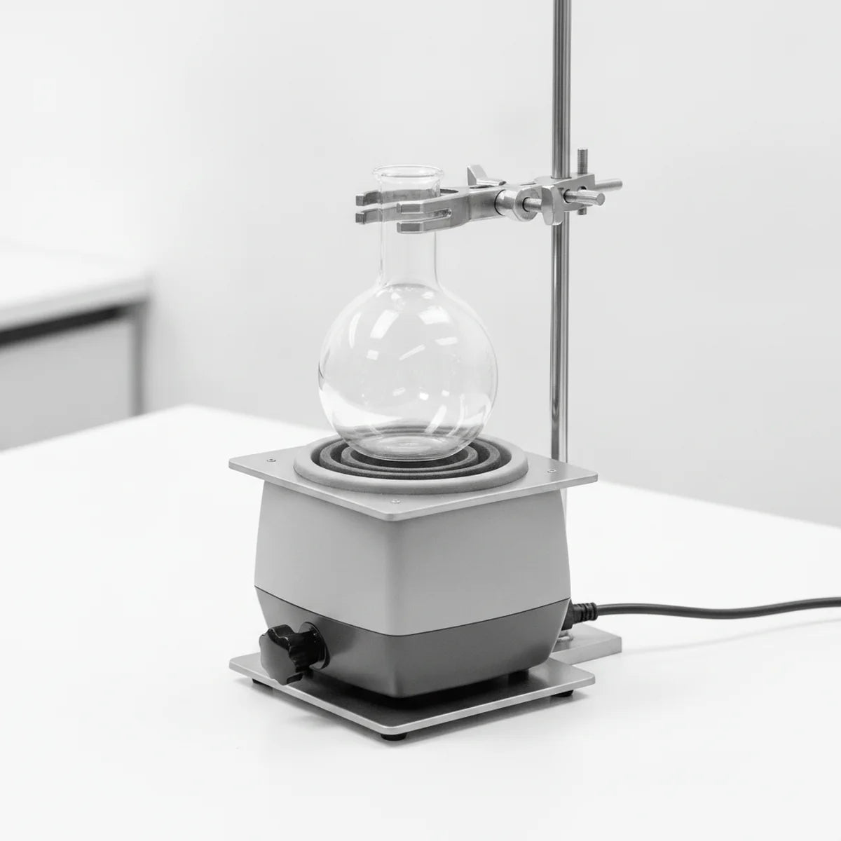 Lab jack supporting heating mantle