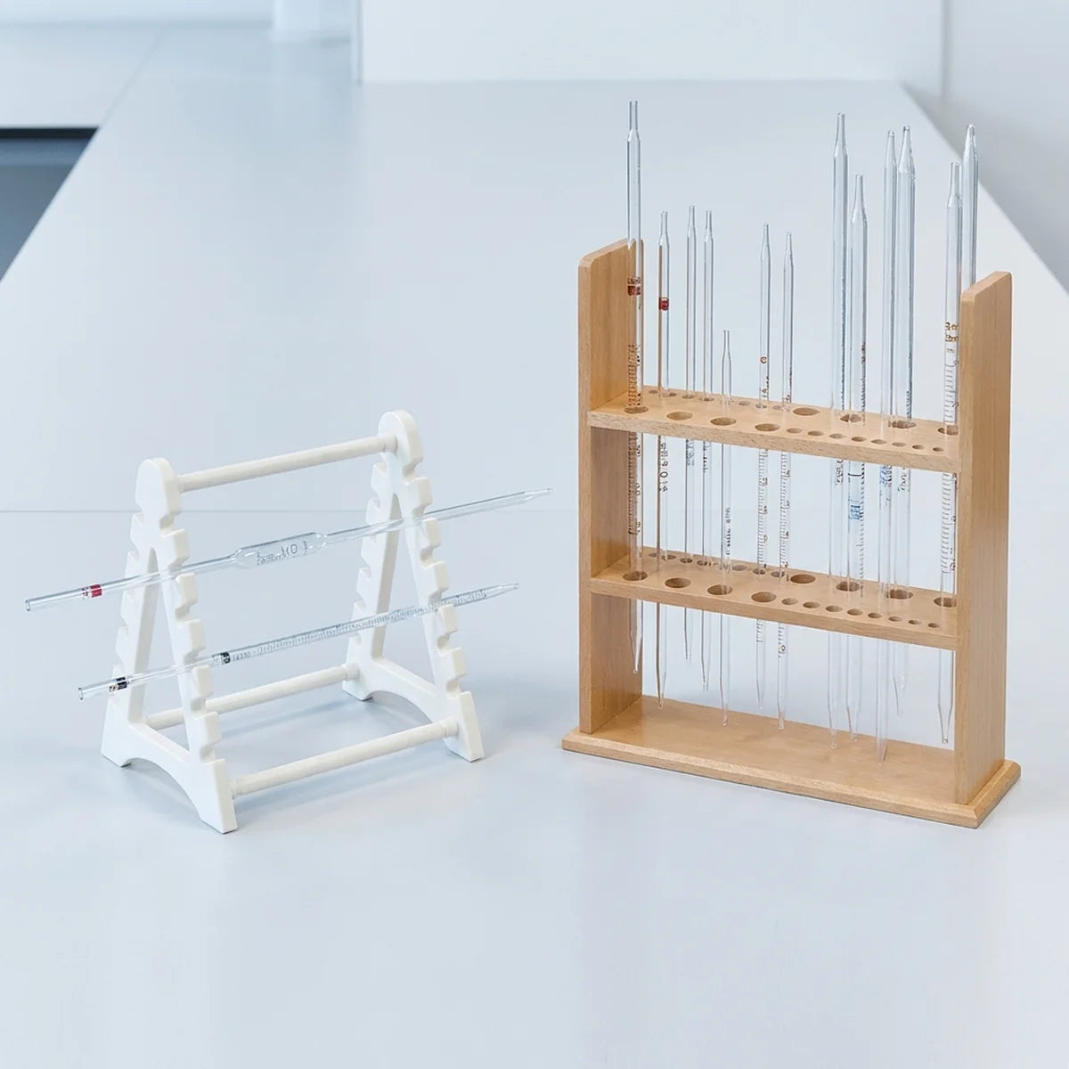 Horizontal versus vertical pipette stand