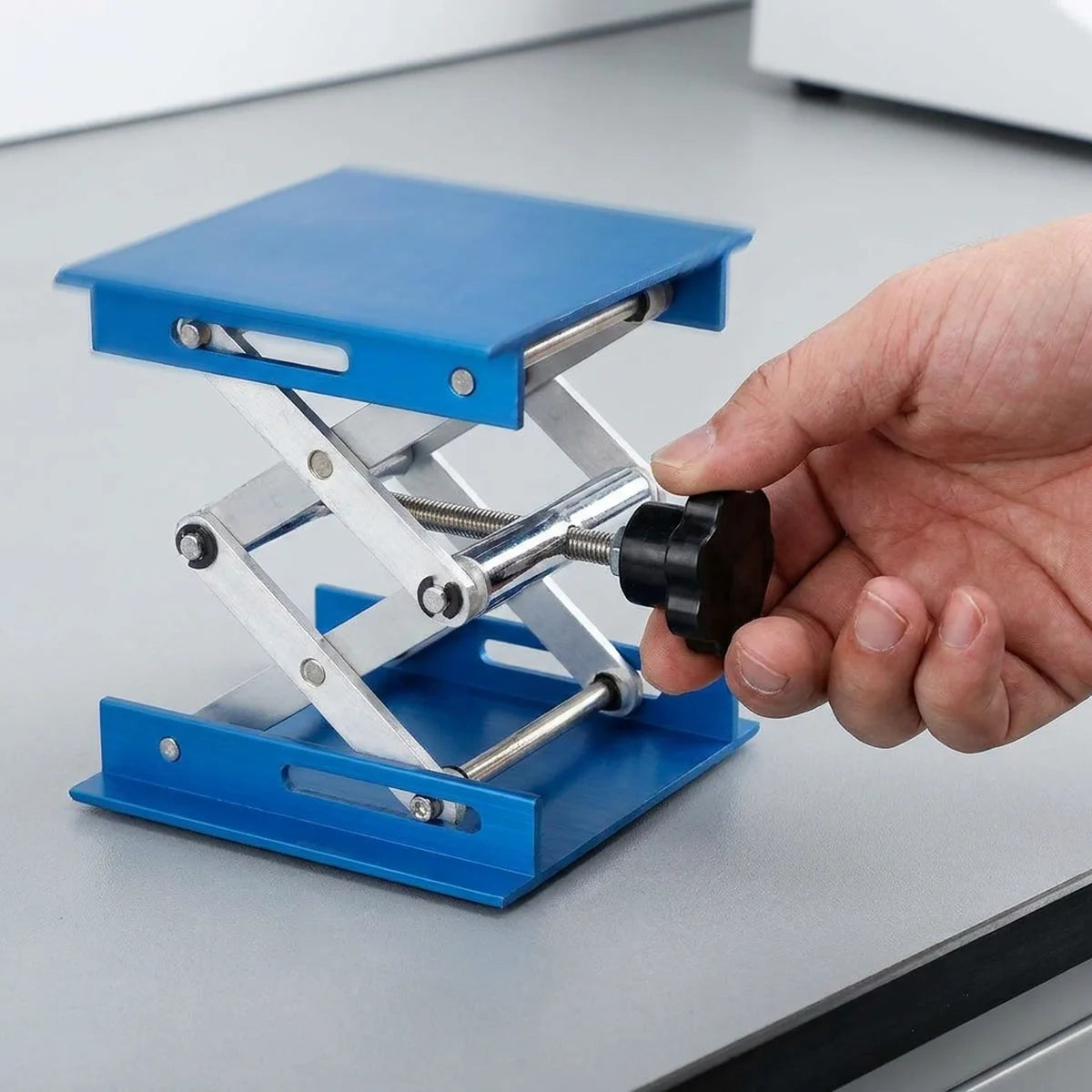 Adjusting a laboratory jack height